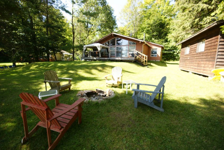 Children-friendly cottage on Jack Lake in the Kawartha Lakes Region