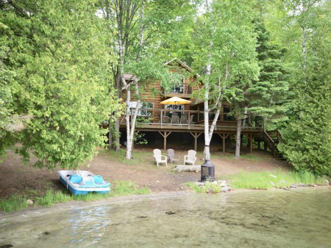 Sandy’s Shore is a private beachfront property on Clear Lake