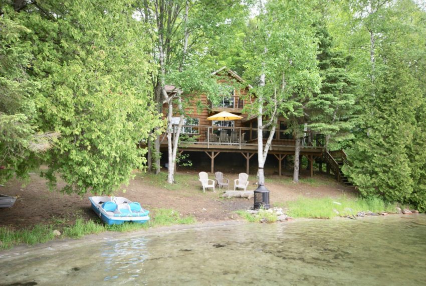 Sandy’s Shore is a private beachfront property on Clear Lake