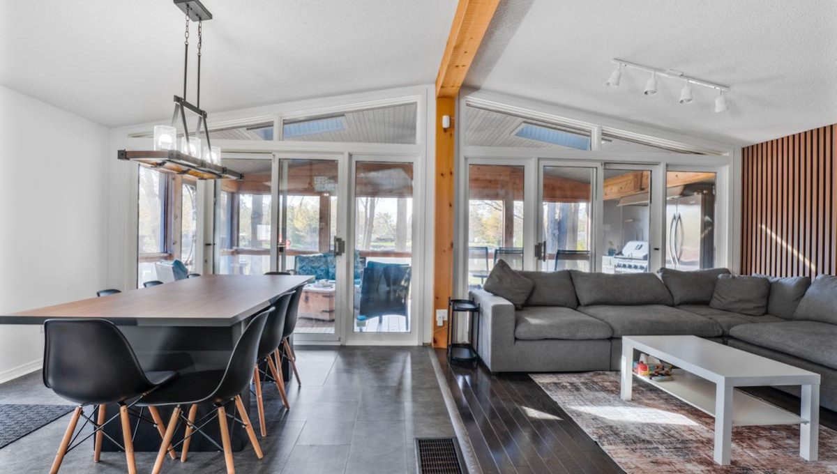 Cozy-Trent-Severn-Canal-Cottage-11