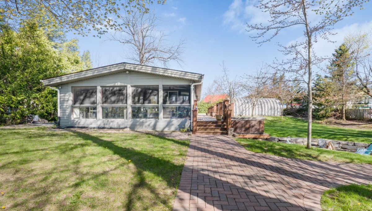 Cozy-Trent-Severn-Canal-Cottage-2