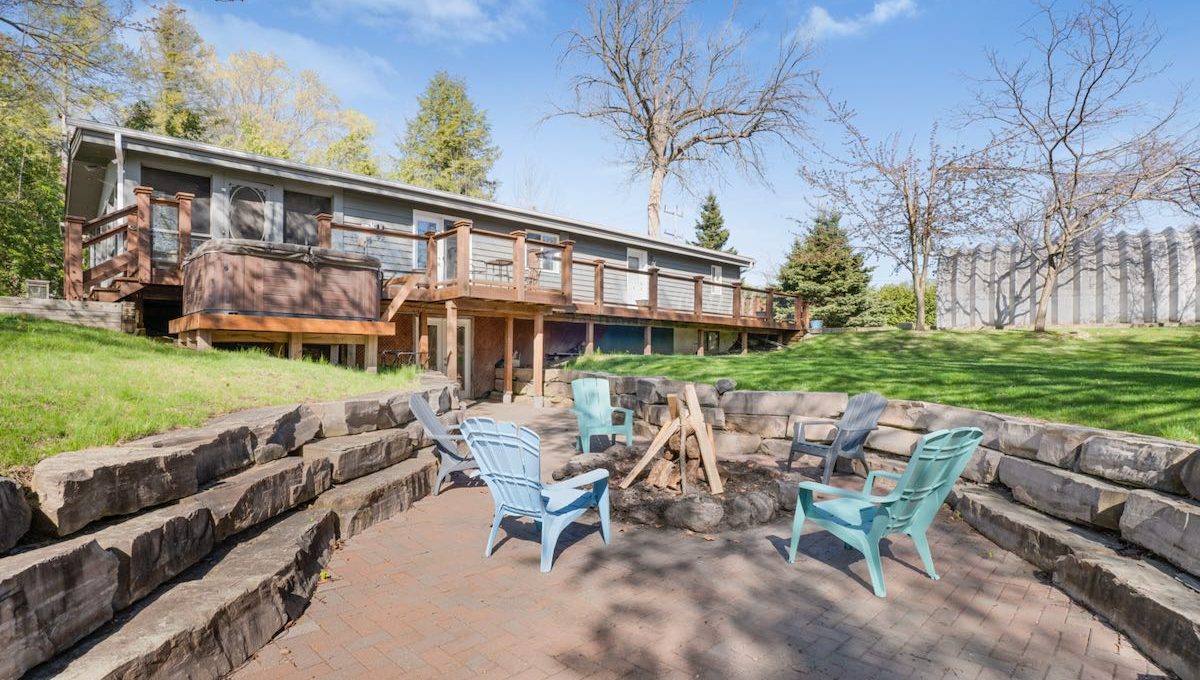 Cozy-Trent-Severn-Canal-Cottage-3