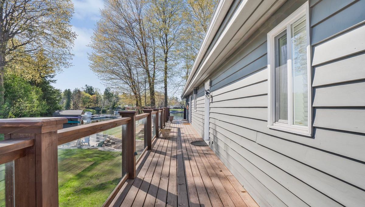 Cozy-Trent-Severn-Canal-Cottage-33