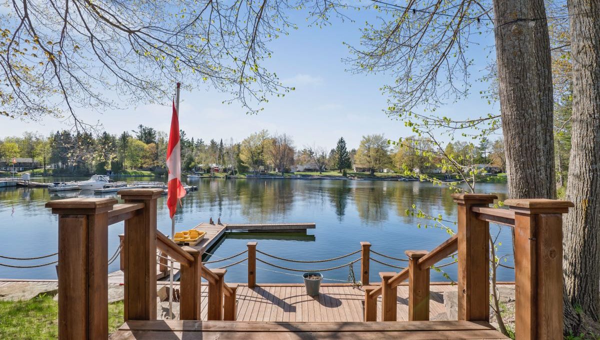 Cozy-Trent-Severn-Canal-Cottage-5
