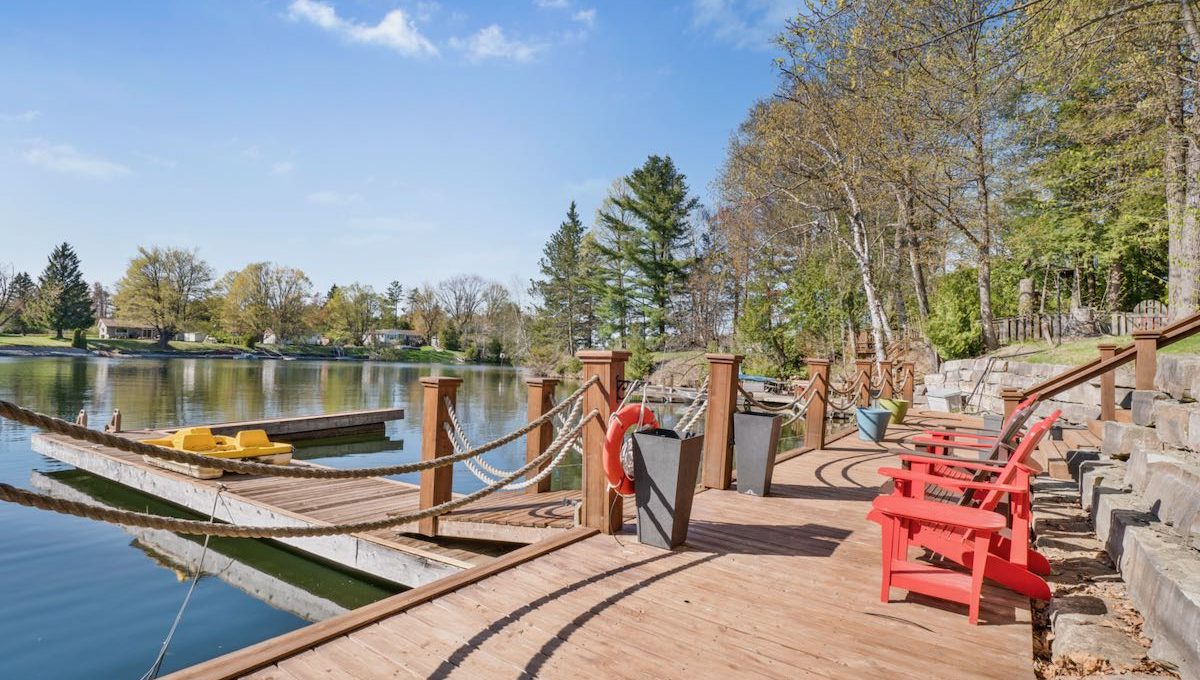 Cozy-Trent-Severn-Canal-Cottage-6