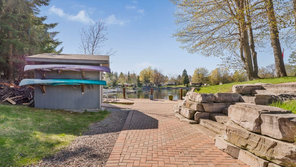 Cozy-Trent-Severn-Canal-Cottage-8