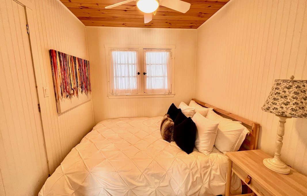 Chandos-Lake-Waterside-Retreat-32