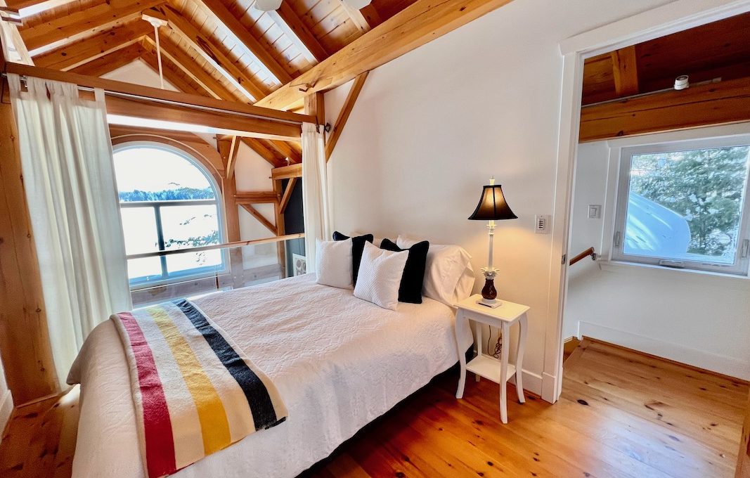Chandos-Lake-Waterside-Retreat-36
