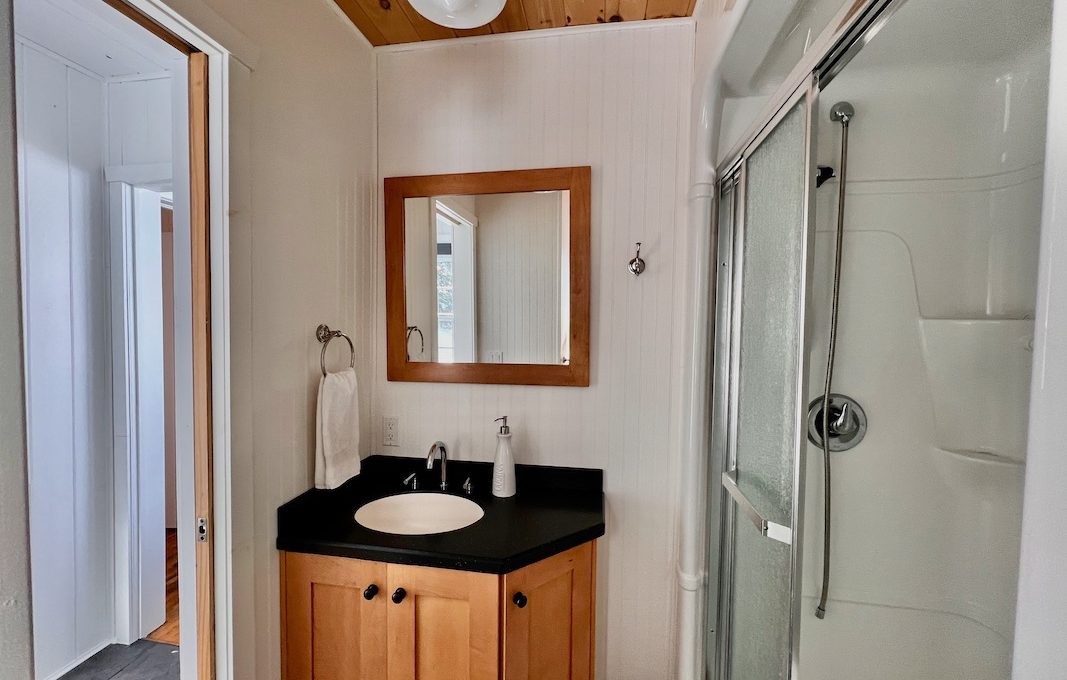 Chandos-Lake-Waterside-Retreat-39