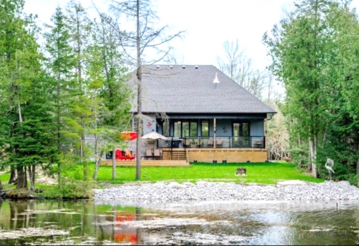 Peace Out on Balsam Lake – Luxury Waterfront Cottage