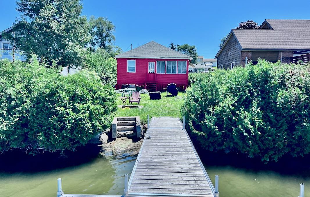 Cute-Little-Red-Cottage-On-Lake-Scugog - 2