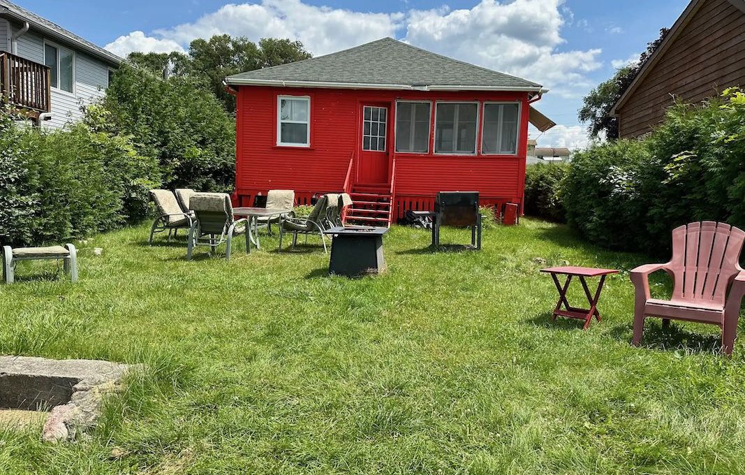 Cute-Little-Red-Cottage-On-Lake-Scugog - 3