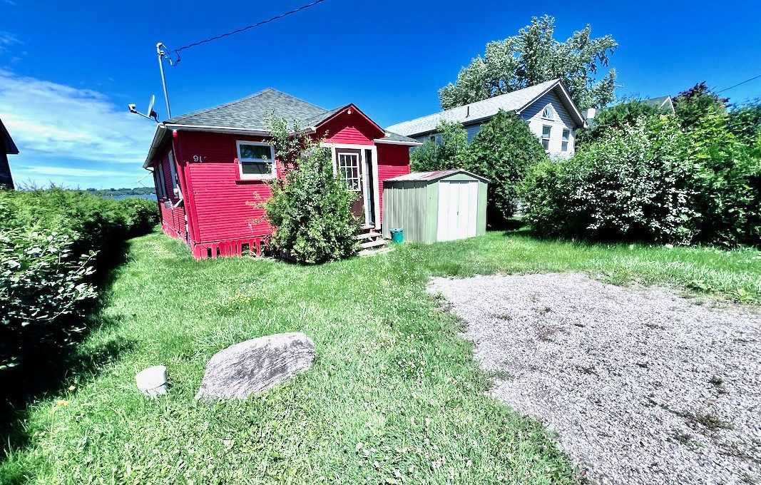 Cute-Little-Red-Cottage-On-Lake-Scugog - 30