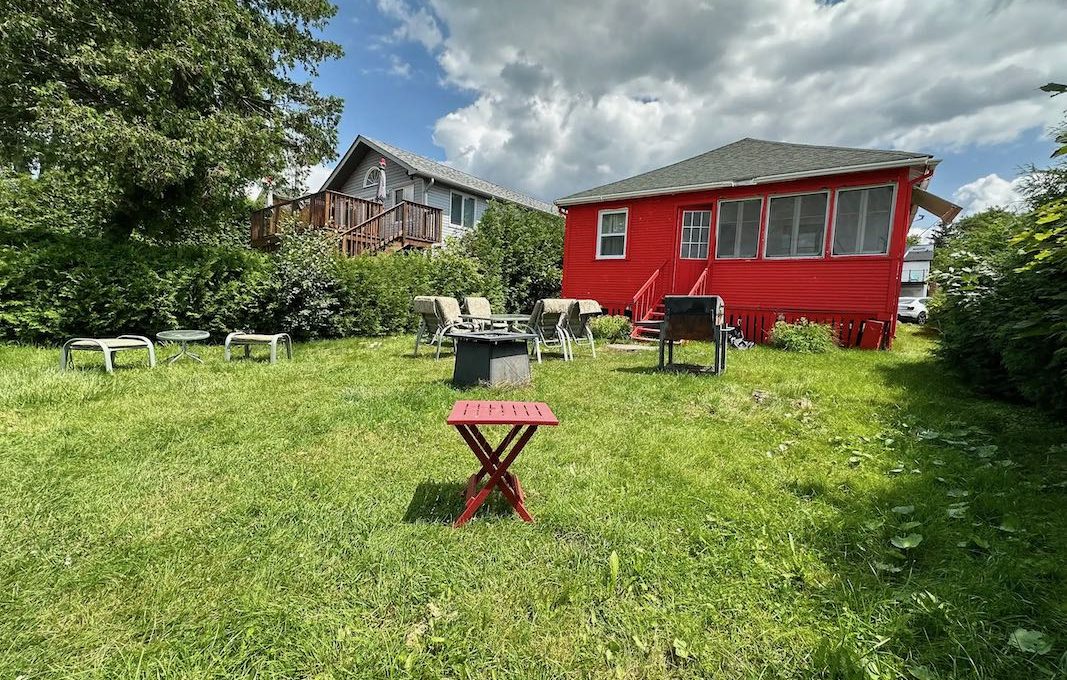 Cute-Little-Red-Cottage-On-Lake-Scugog - 5