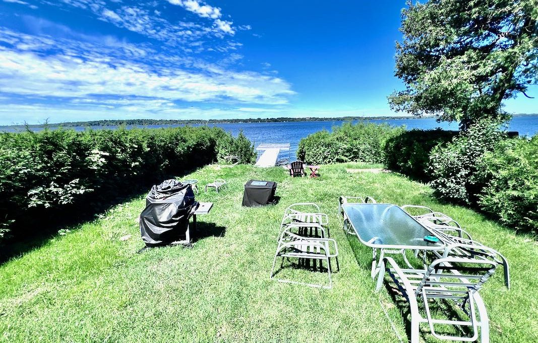 Cute-Little-Red-Cottage-On-Lake-Scugog - 7