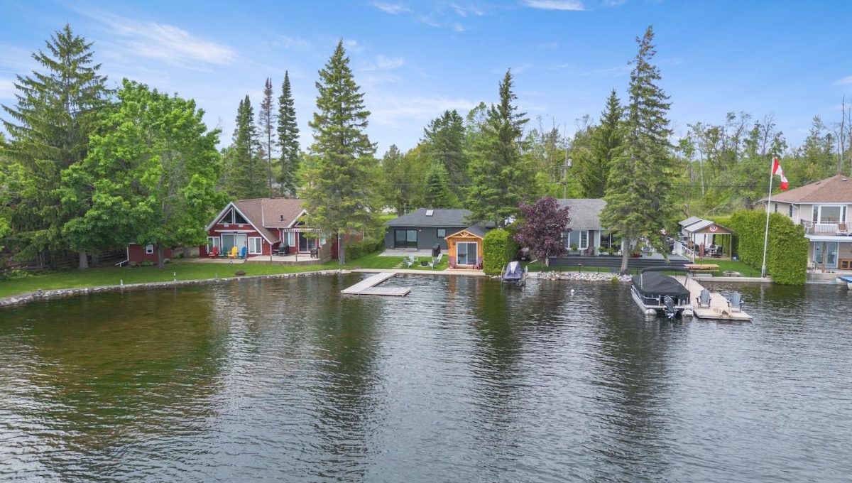 Luxury-Waterfront-Bungalow-On-Sturgeon-Lake-1