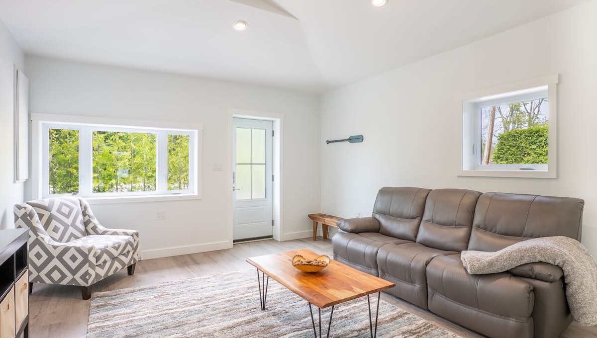 Luxury-Waterfront-Bungalow-On-Sturgeon-Lake-10