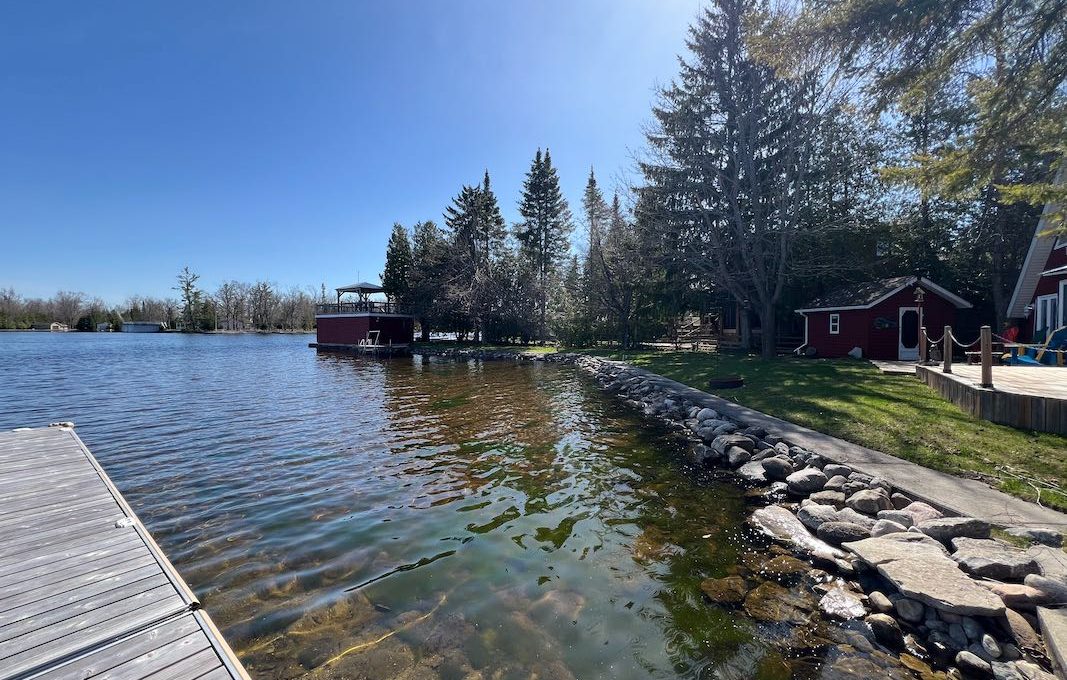 Luxury-Waterfront-Bungalow-On-Sturgeon-Lake-11