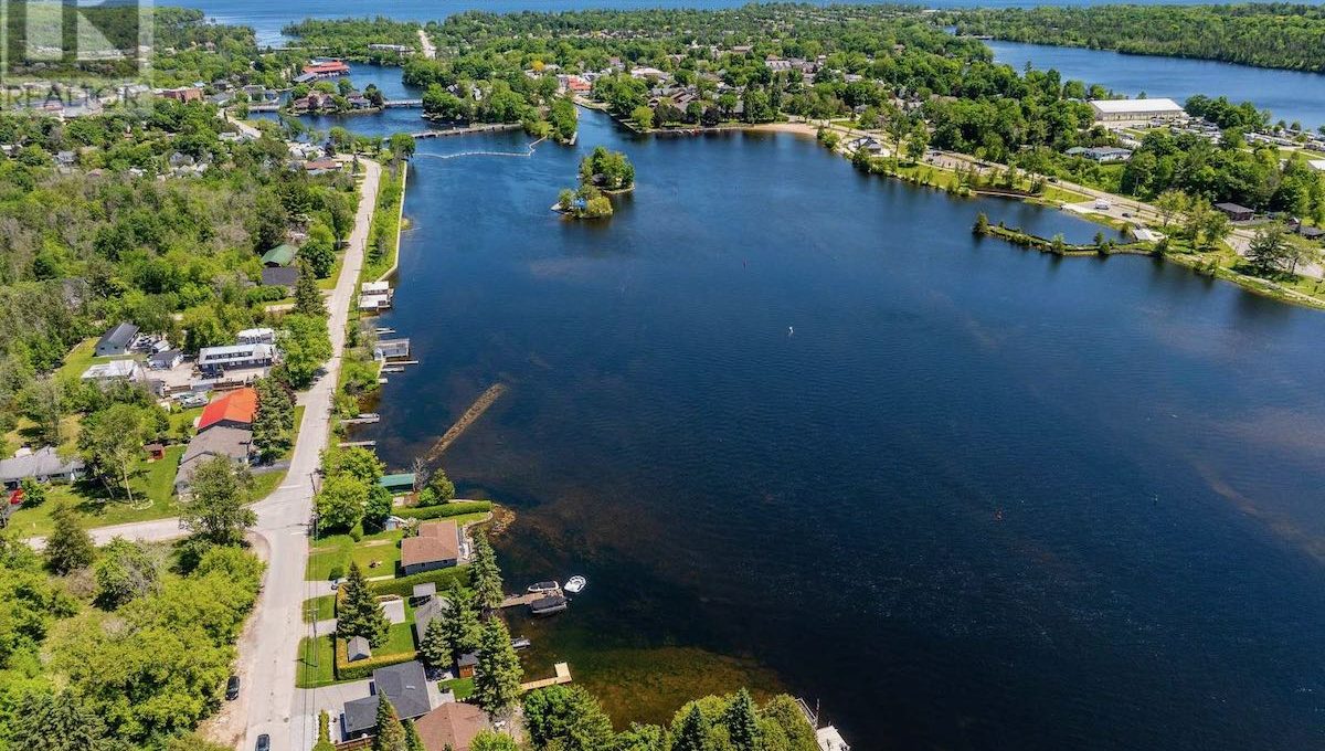 Luxury-Waterfront-Bungalow-On-Sturgeon-Lake-2
