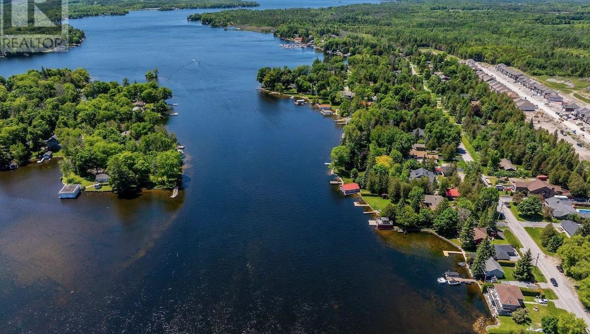 Luxury-Waterfront-Bungalow-On-Sturgeon-Lake-3