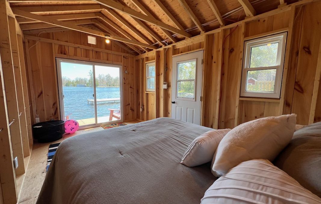 Luxury-Waterfront-Bungalow-On-Sturgeon-Lake-31