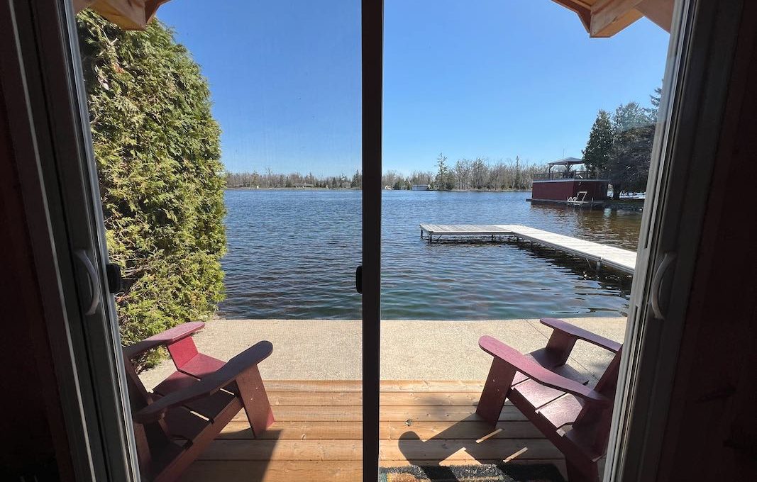 Luxury-Waterfront-Bungalow-On-Sturgeon-Lake-33