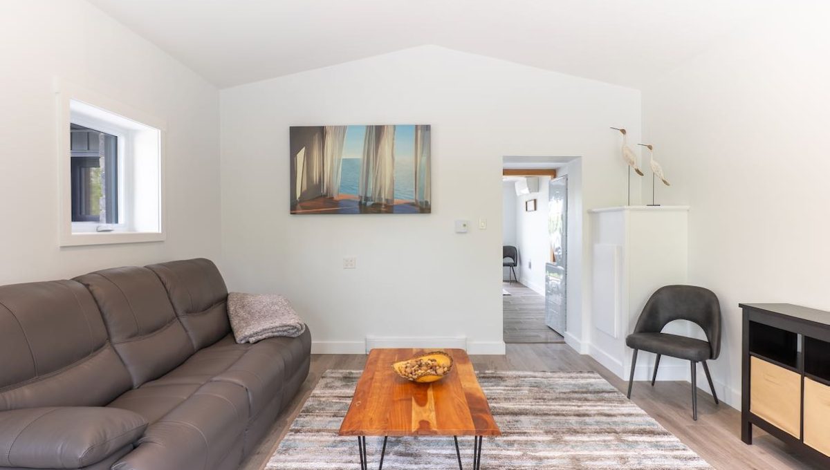Luxury-Waterfront-Bungalow-On-Sturgeon-Lake-8