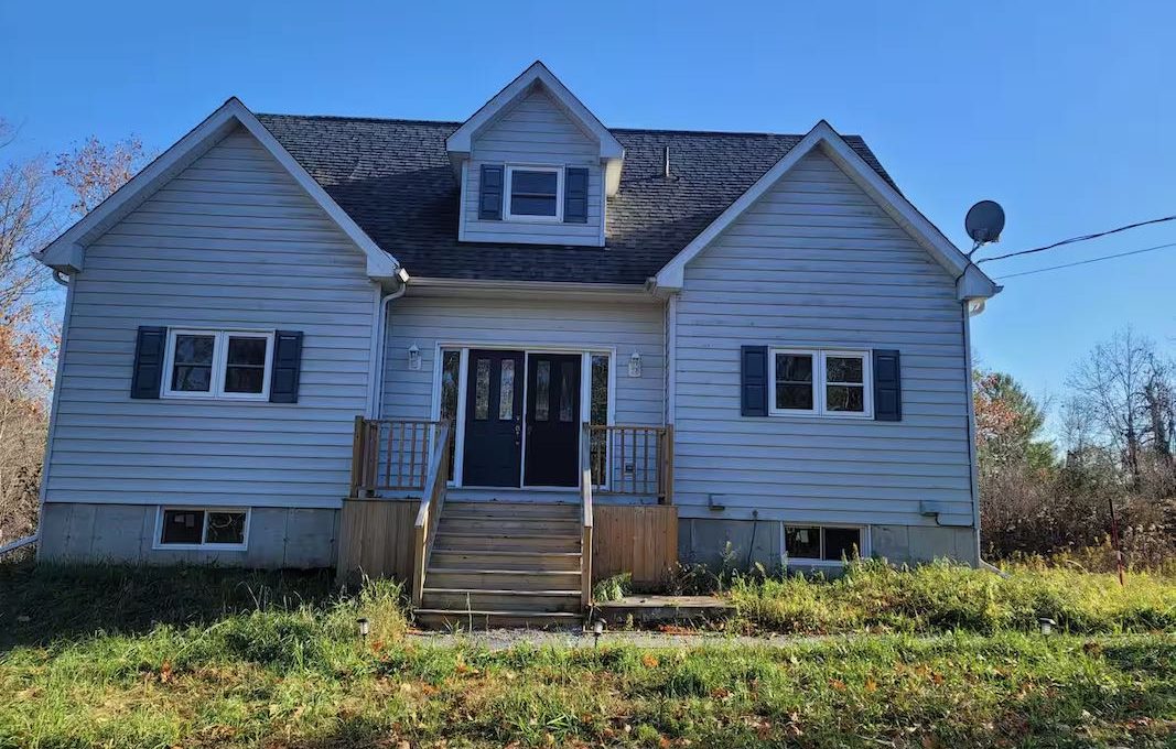 Secluded-Lakehouse-Retreat-on-Moira-Lake-1