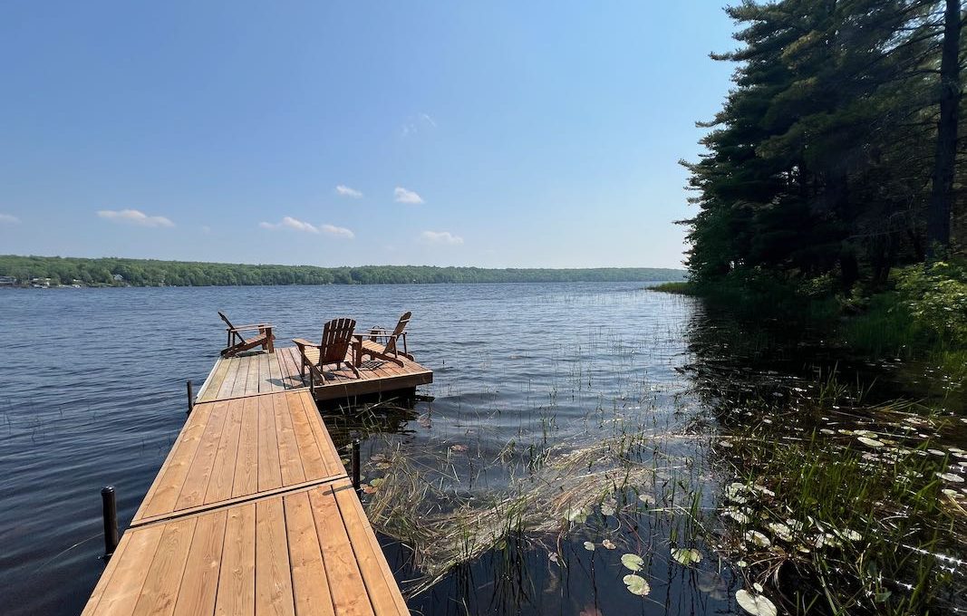 Secluded-Lakehouse-Retreat-on-Moira-Lake-11
