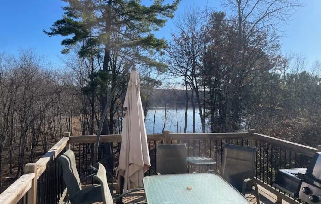 Secluded-Lakehouse-Retreat-on-Moira-Lake-2