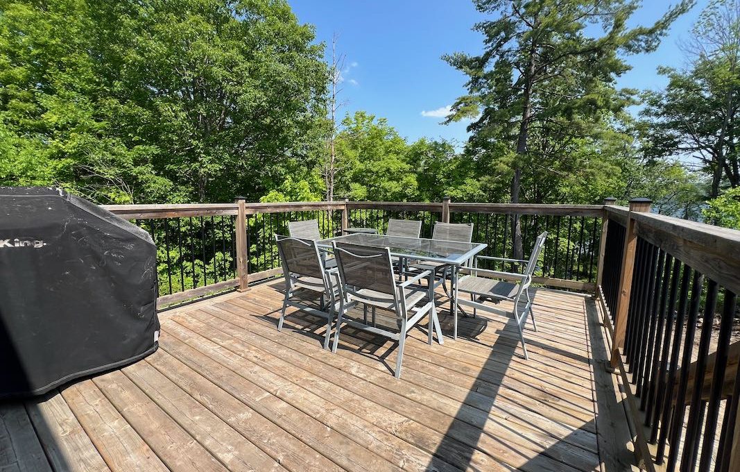Secluded-Lakehouse-Retreat-on-Moira-Lake-4