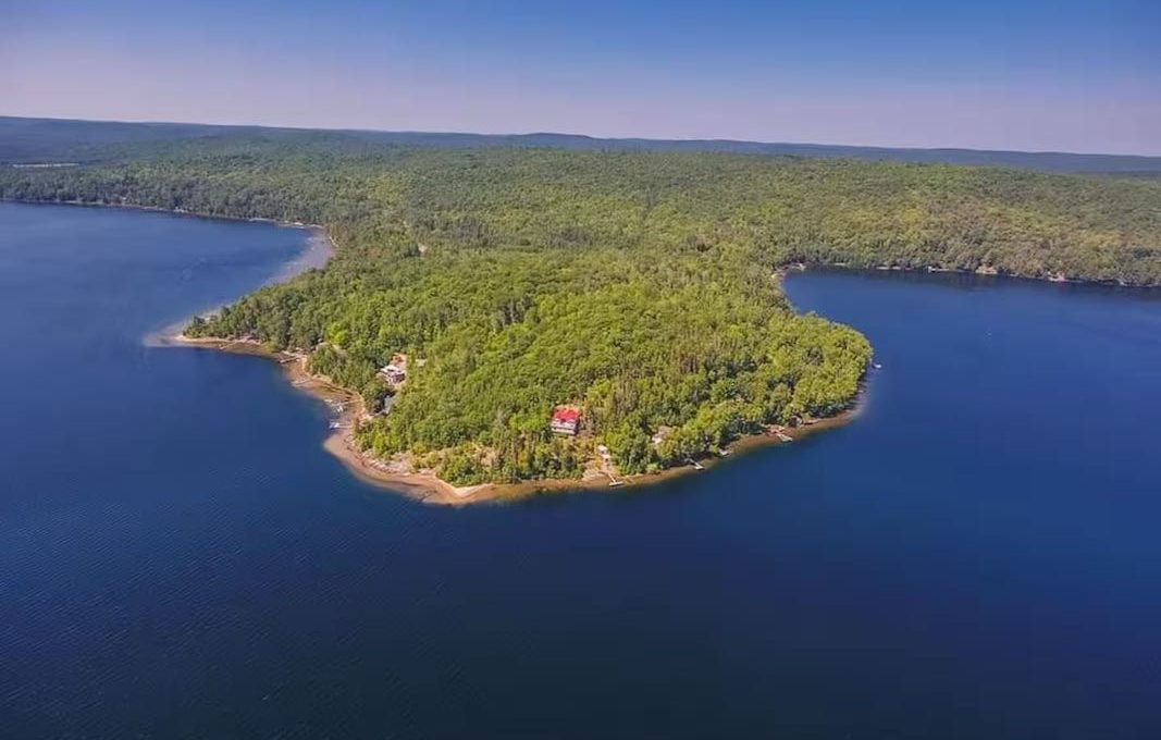 The-Lodge-On-Papineau-Lake-1