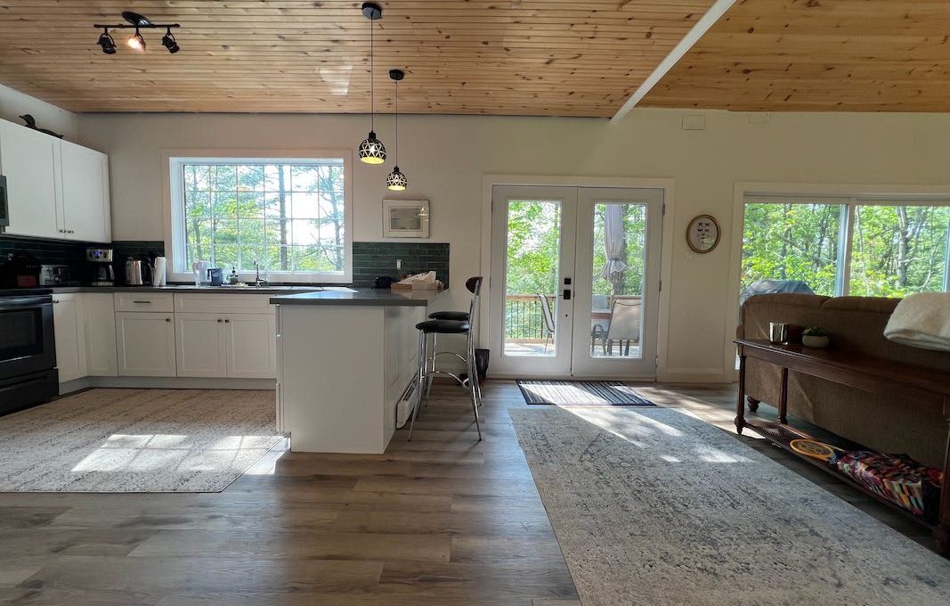 Family-Dream-Hilltop-Cottage-on-Mississagua-Lake-16