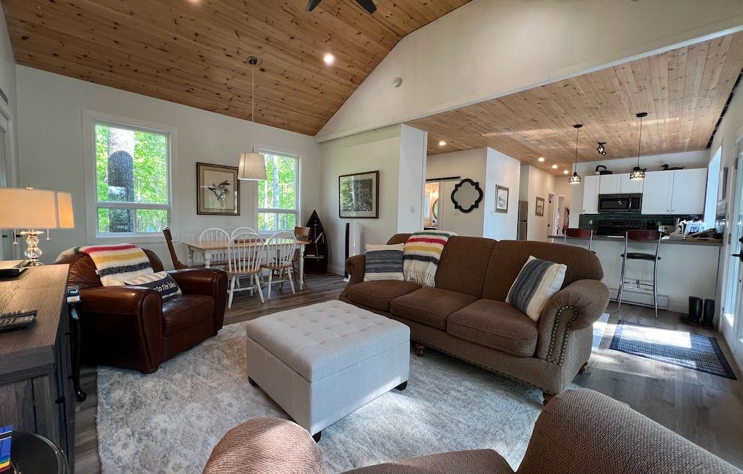 Family-Dream-Hilltop-Cottage-on-Mississagua-Lake-26