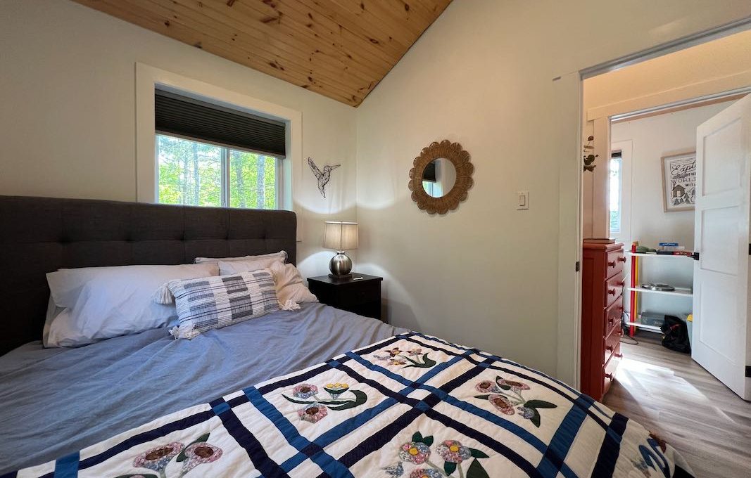 Family-Dream-Hilltop-Cottage-on-Mississagua-Lake-31
