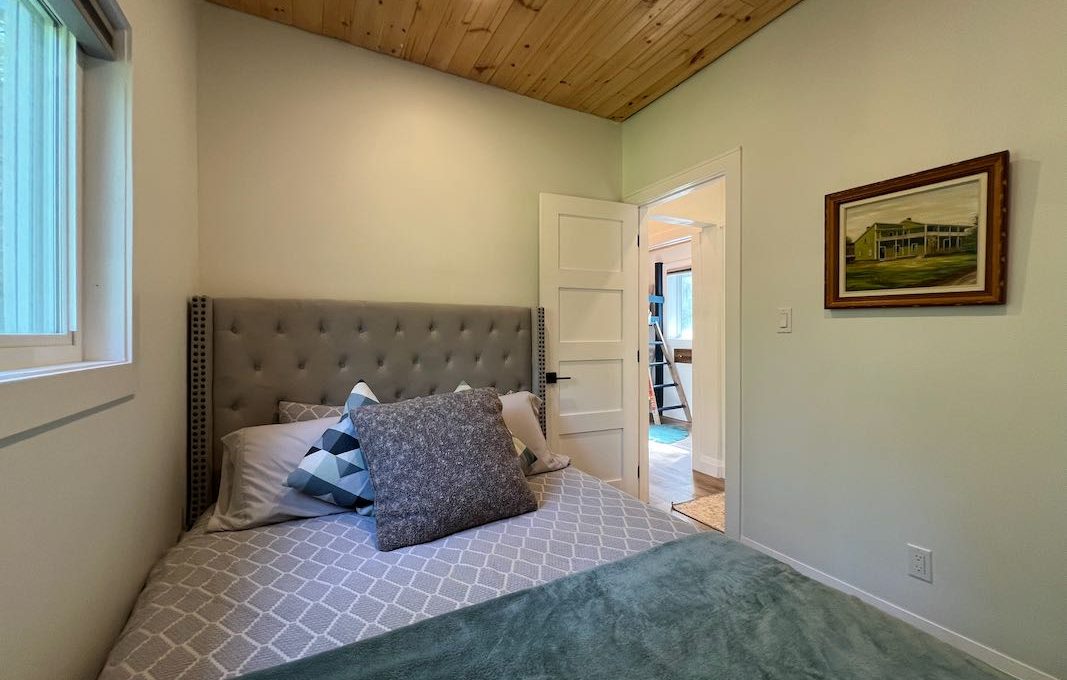 Family-Dream-Hilltop-Cottage-on-Mississagua-Lake-33