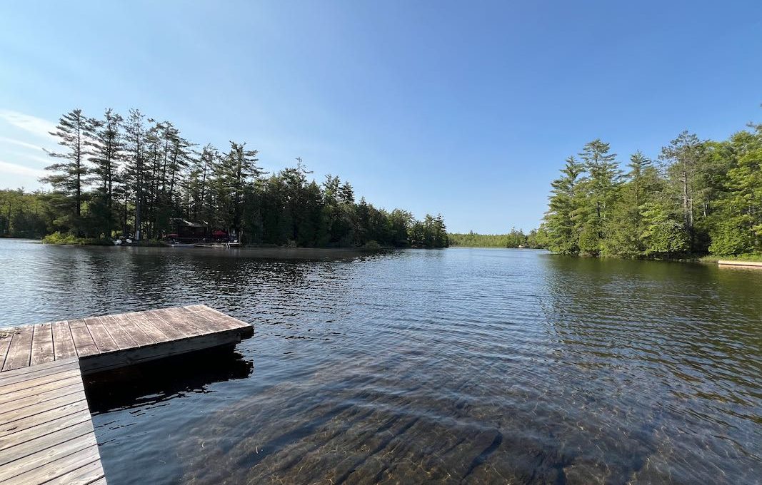 Family-Dream-Lakehouse-Cottage-on-Mississagua-Lake-16
