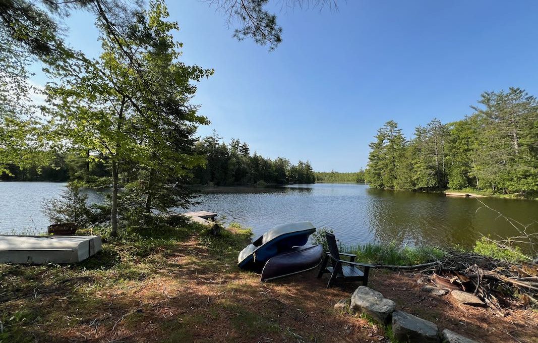 Family-Dream-Lakehouse-Cottage-on-Mississagua-Lake-18