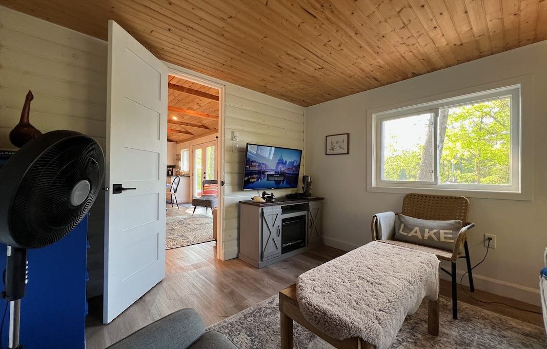 Family-Dream-Lakehouse-Cottage-on-Mississagua-Lake-36