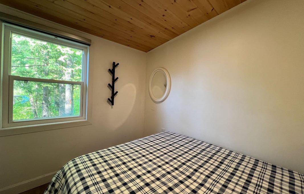 Family-Dream-Lakehouse-Cottage-on-Mississagua-Lake-40