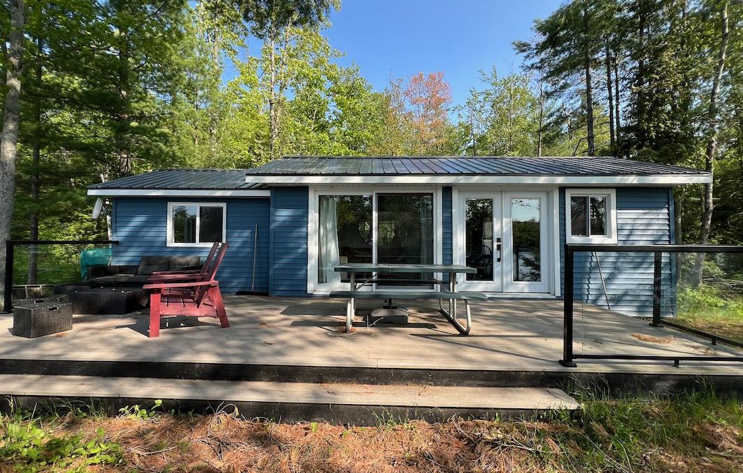 Family-Dream-Lakehouse-Cottage-on-Mississagua-Lake-7
