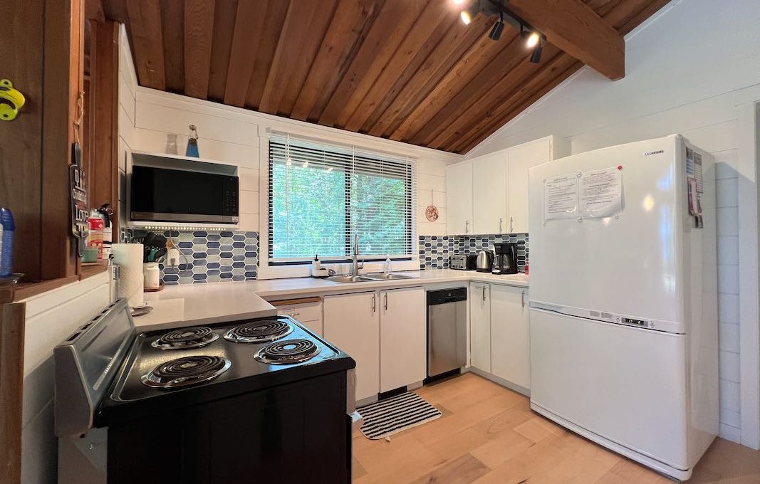 Waterfront-Cottage-On-Camelot-Balsam-Lake-22