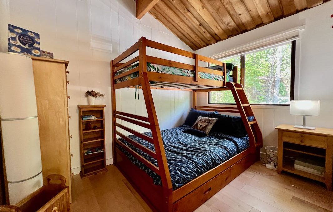 Waterfront-Cottage-On-Camelot-Balsam-Lake-33